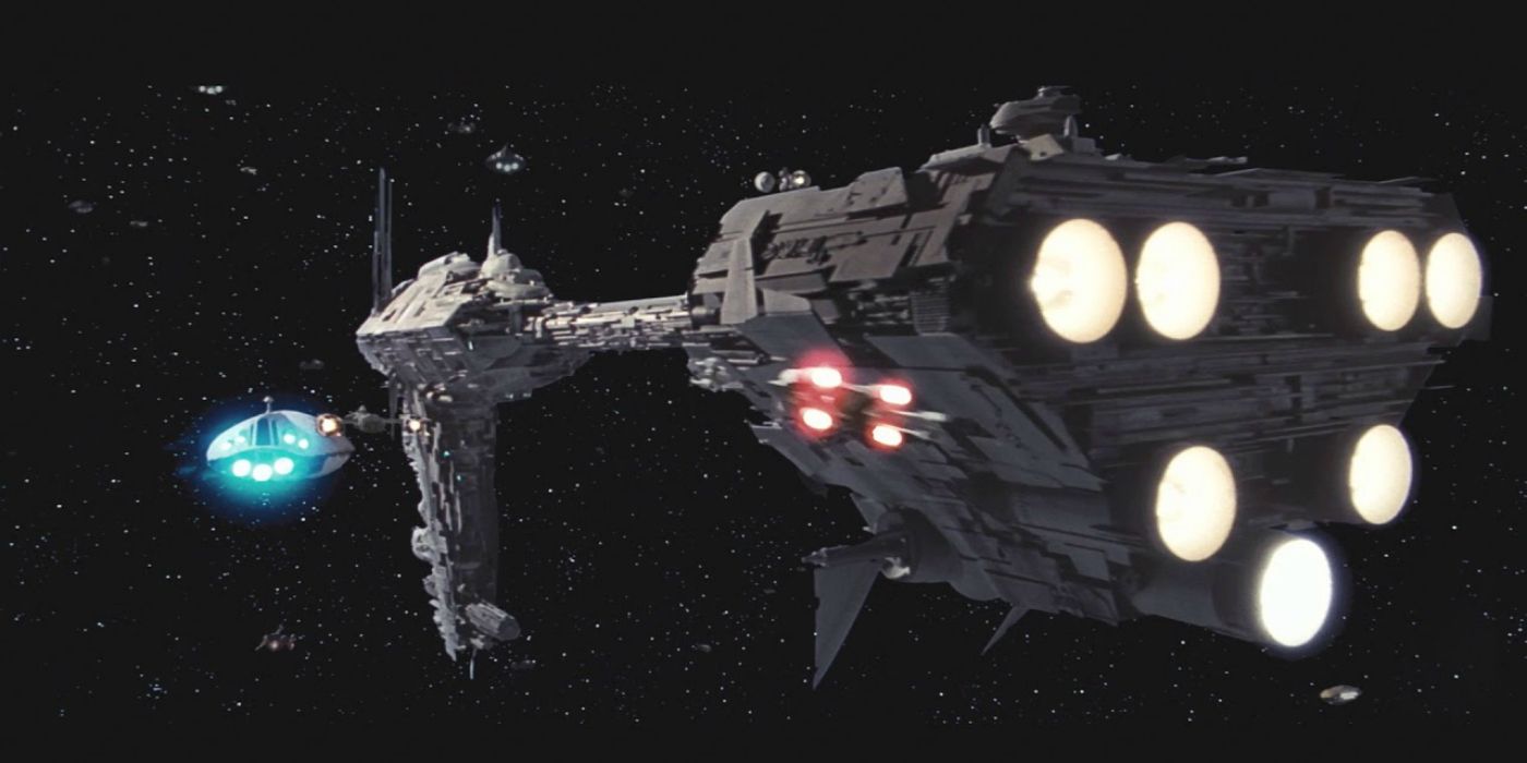 Uma nave voando pelo espaço no final de Star Wars: O Império Contra-Ataca
