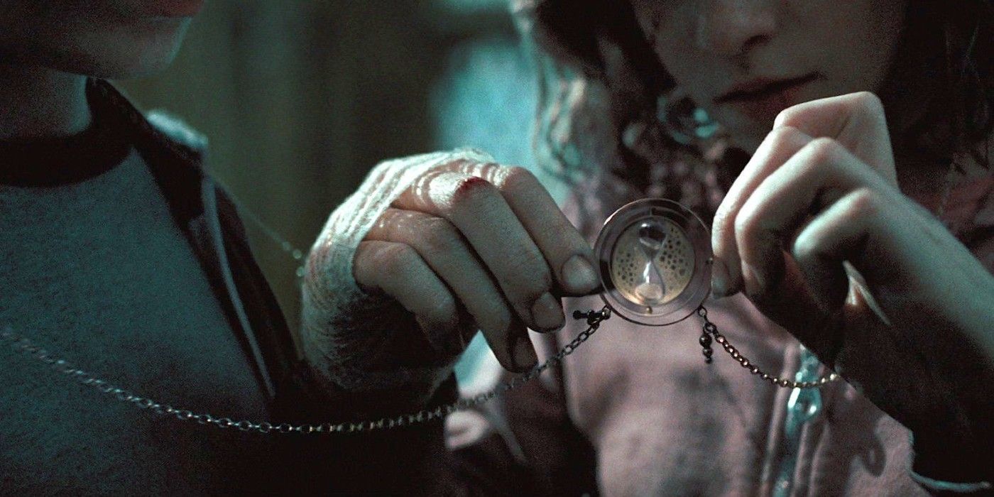 Um close do vira-tempo conforme Hermione o usa