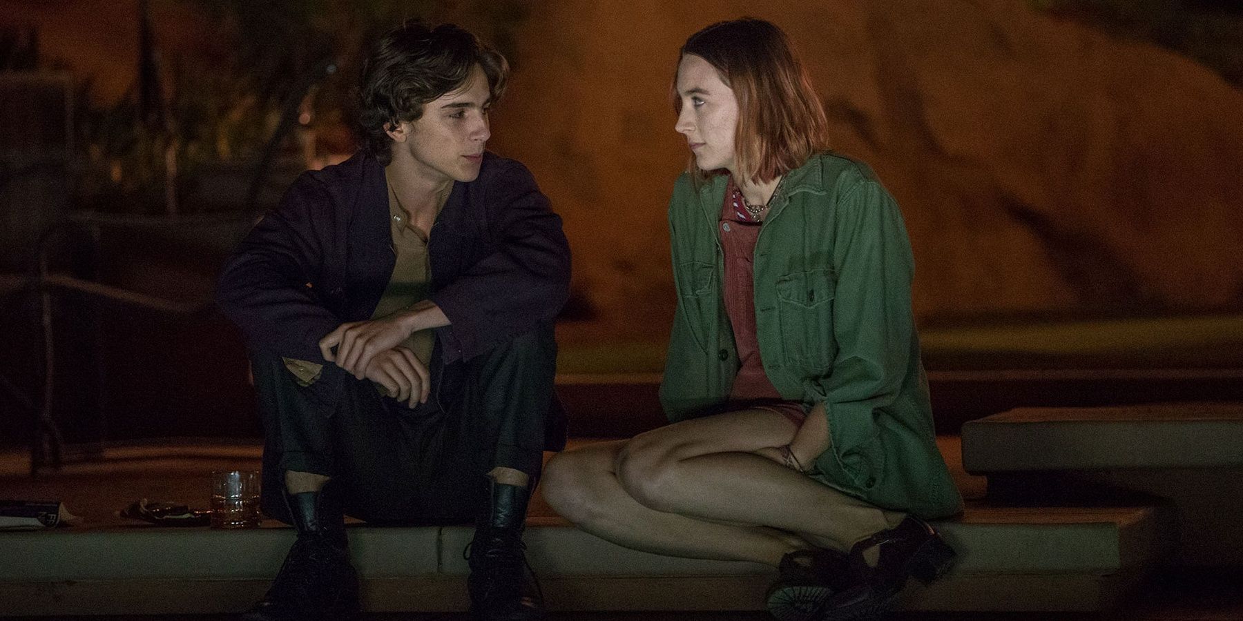 Timothee Chalamet e Saoirse Ronan como Kyle e Christine em Lady Bird