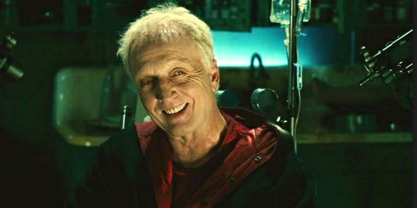 Tobin Bell as Jigsaw smiling in Saw 2
