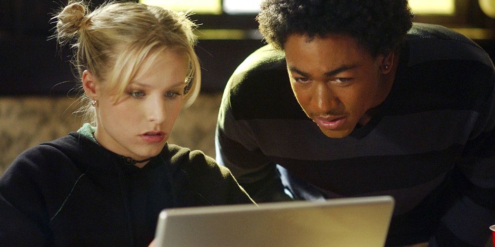 Veronica and Wallace looking at a computer on Veronica Mars