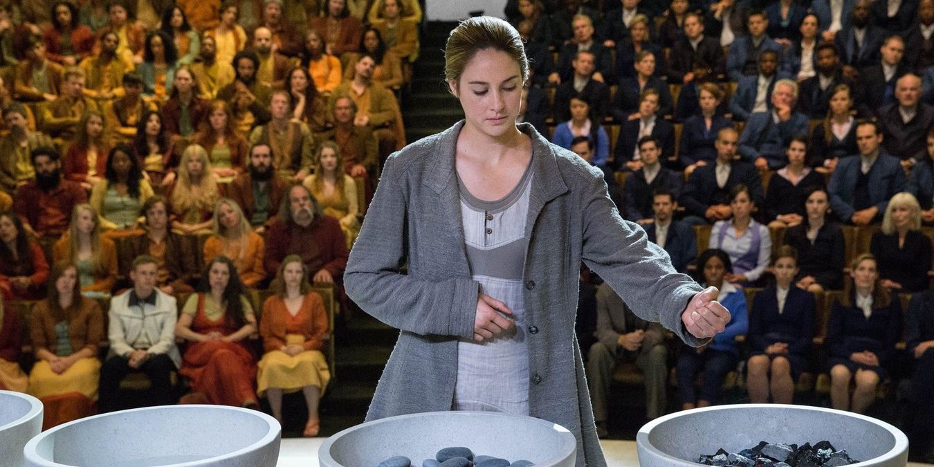Tris de Divergente na Cerimônia de Escolha em suas roupas da Abnegação