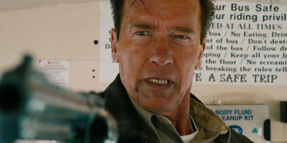 Sheriff Ray Owens (Arnold Schwarzenegger) squinting and pointing his gun in The Last Stand