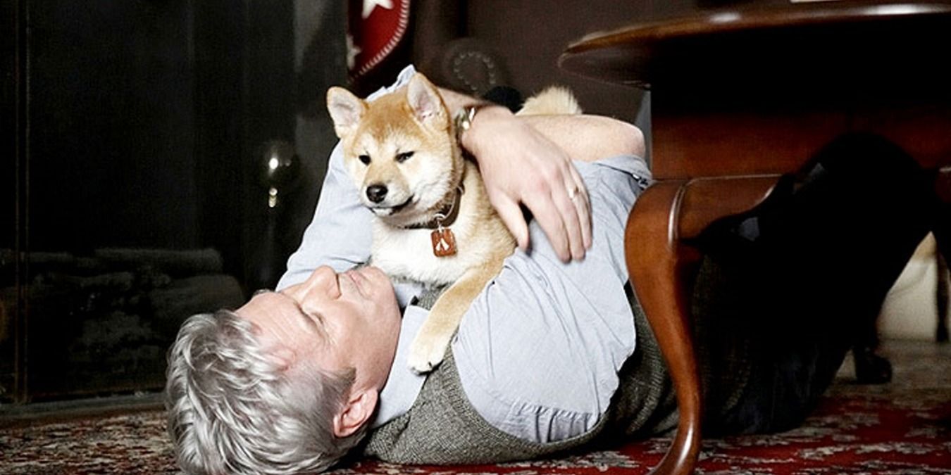 Richard Gere holding a dog in Hachi