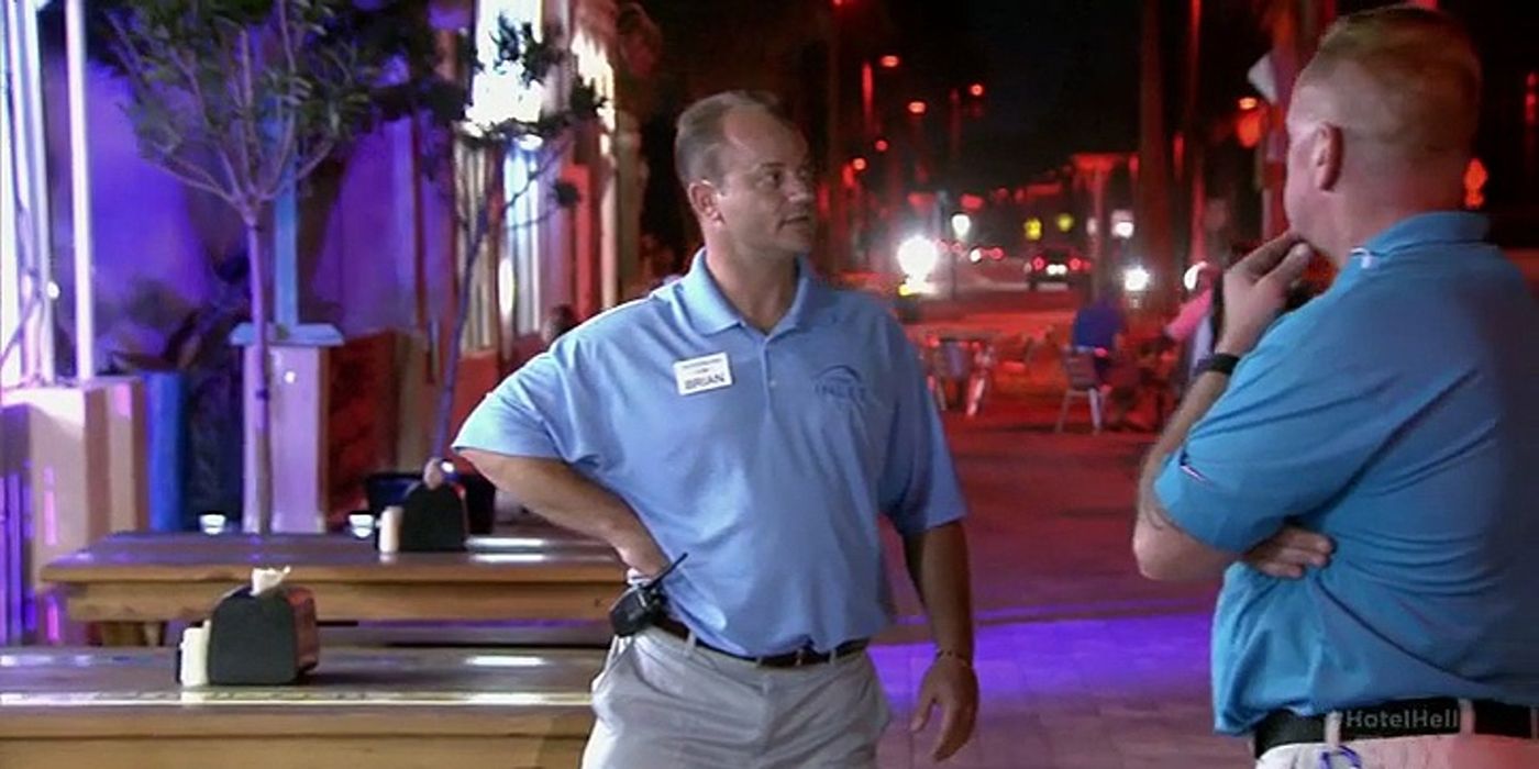 two people talking at the Beachfront Inn and Inlet in Hotel Hell