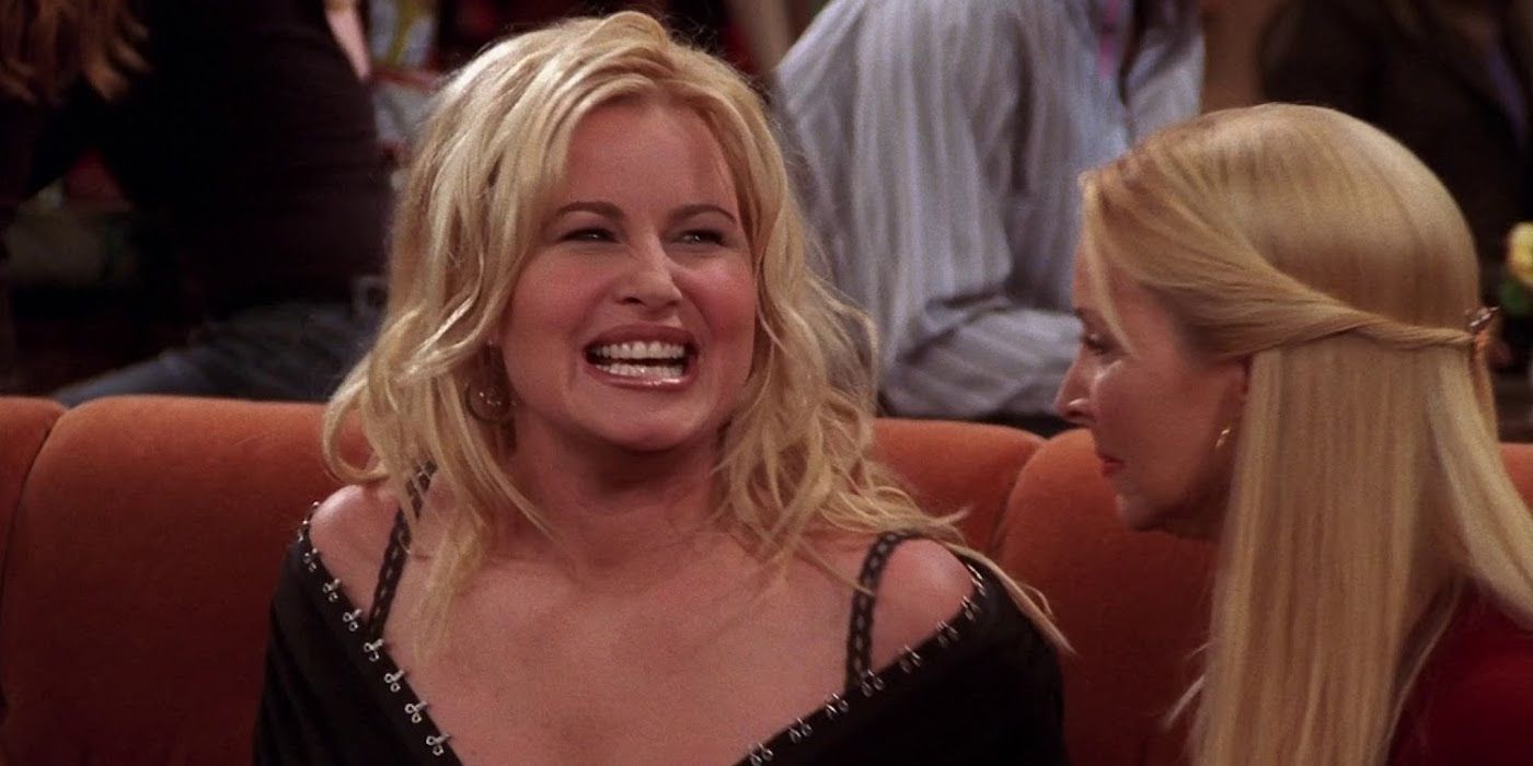 Amanda smiling while talking to Phoebe in Friends