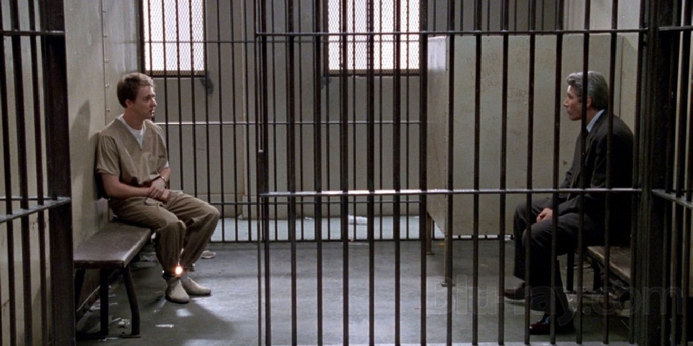 Aaron and Martin talk in Aaron's jail cell in Primal Fear