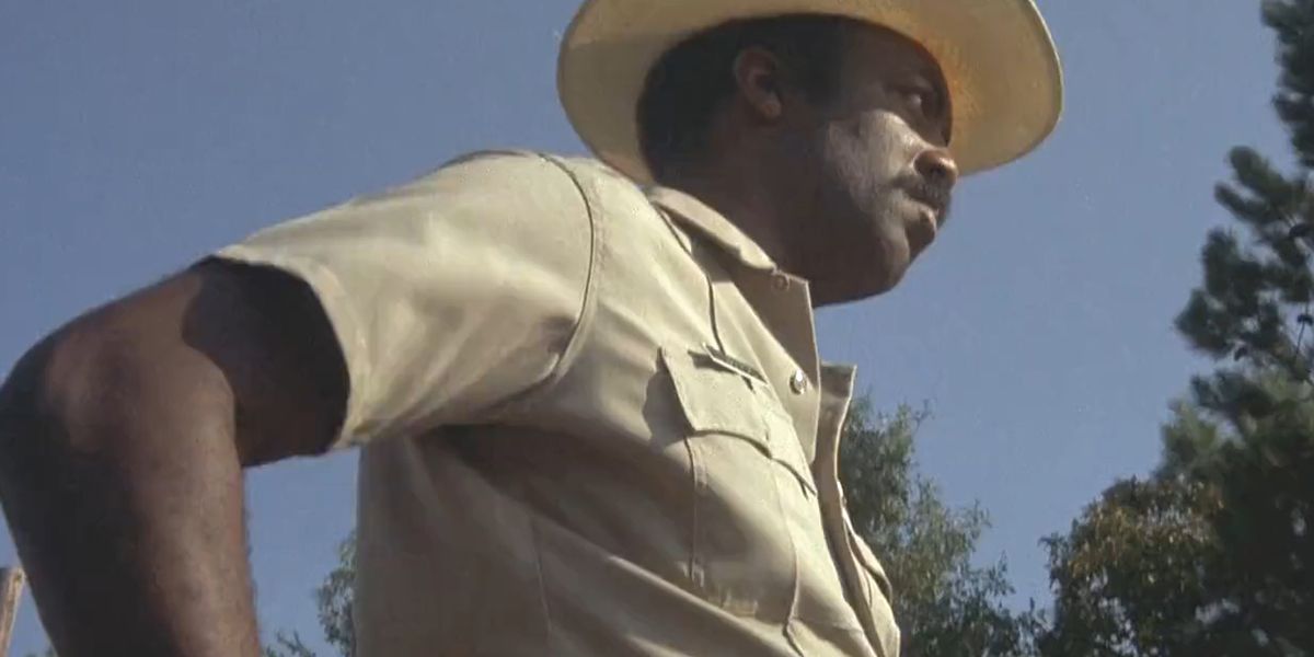 Xerife Branford parece sério em Smokey and the Bandit