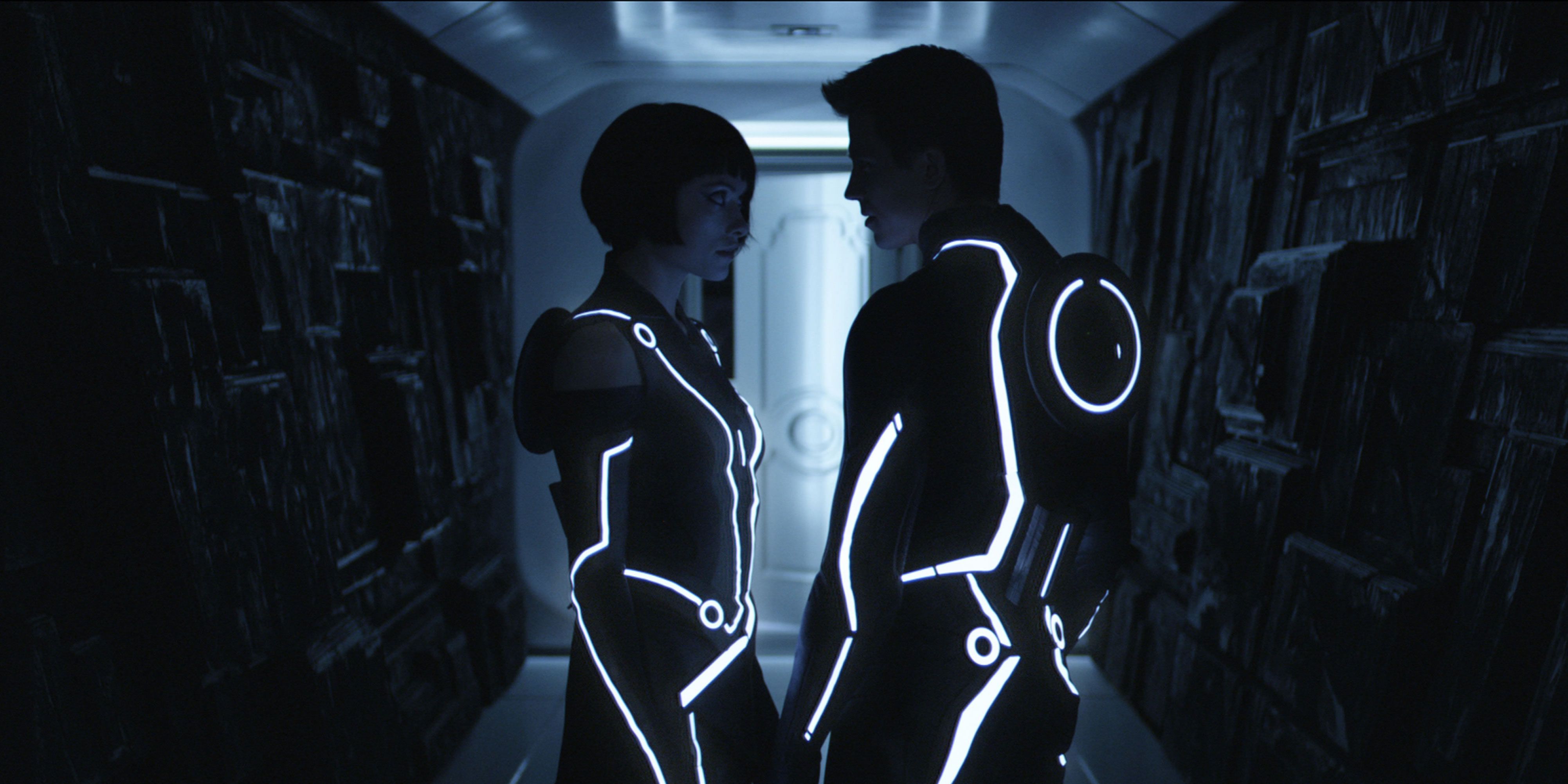 Quorra and Sam talk in a hallway in Tron Legacy