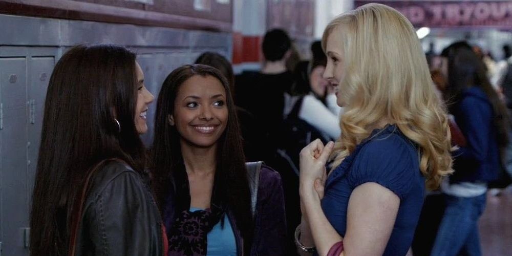 Caroline meets Elena and Bonnie at school in the first episode