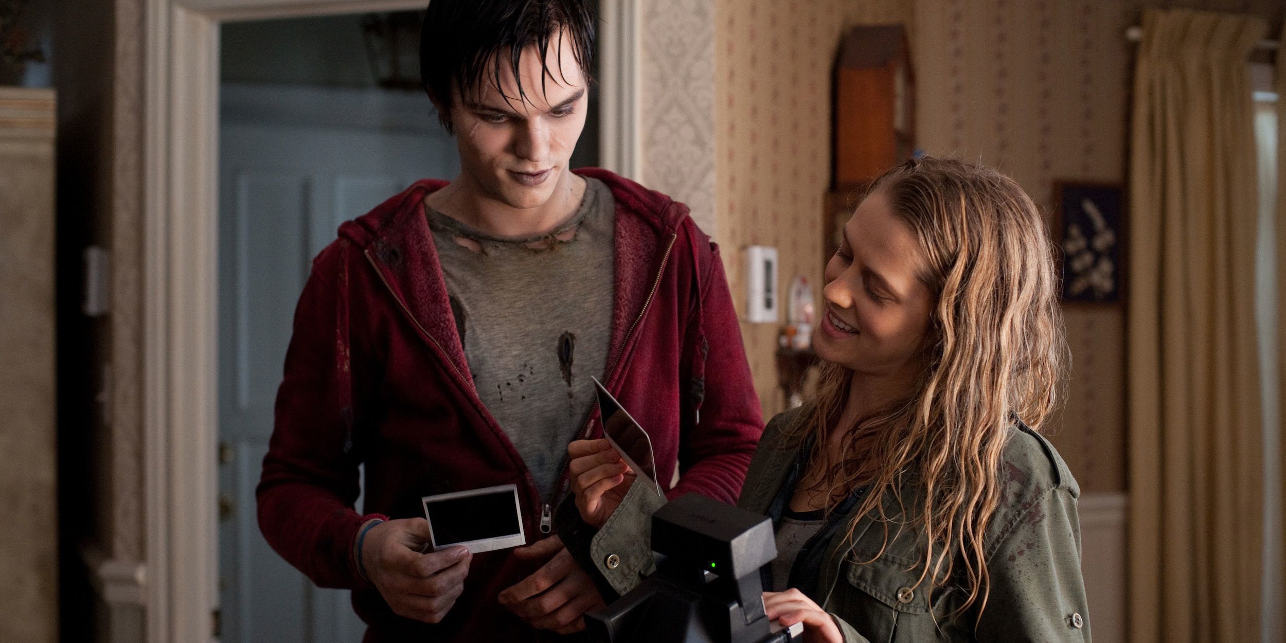 R and Juliet look at photos in Warm Bodies