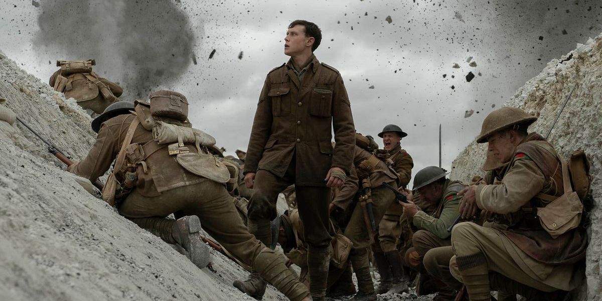 George MacKay, como Lance Corporal Schofield, olha por cima de uma trincheira em 1917