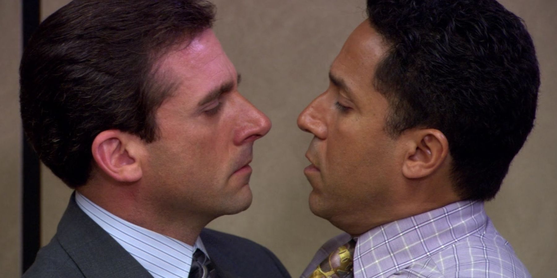 Michael kisses Oscar in The Office