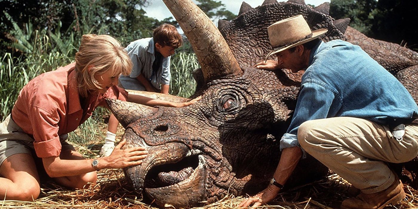 Ellie dan Alan menemukan Triceratops yang sakit di Jurassic Park