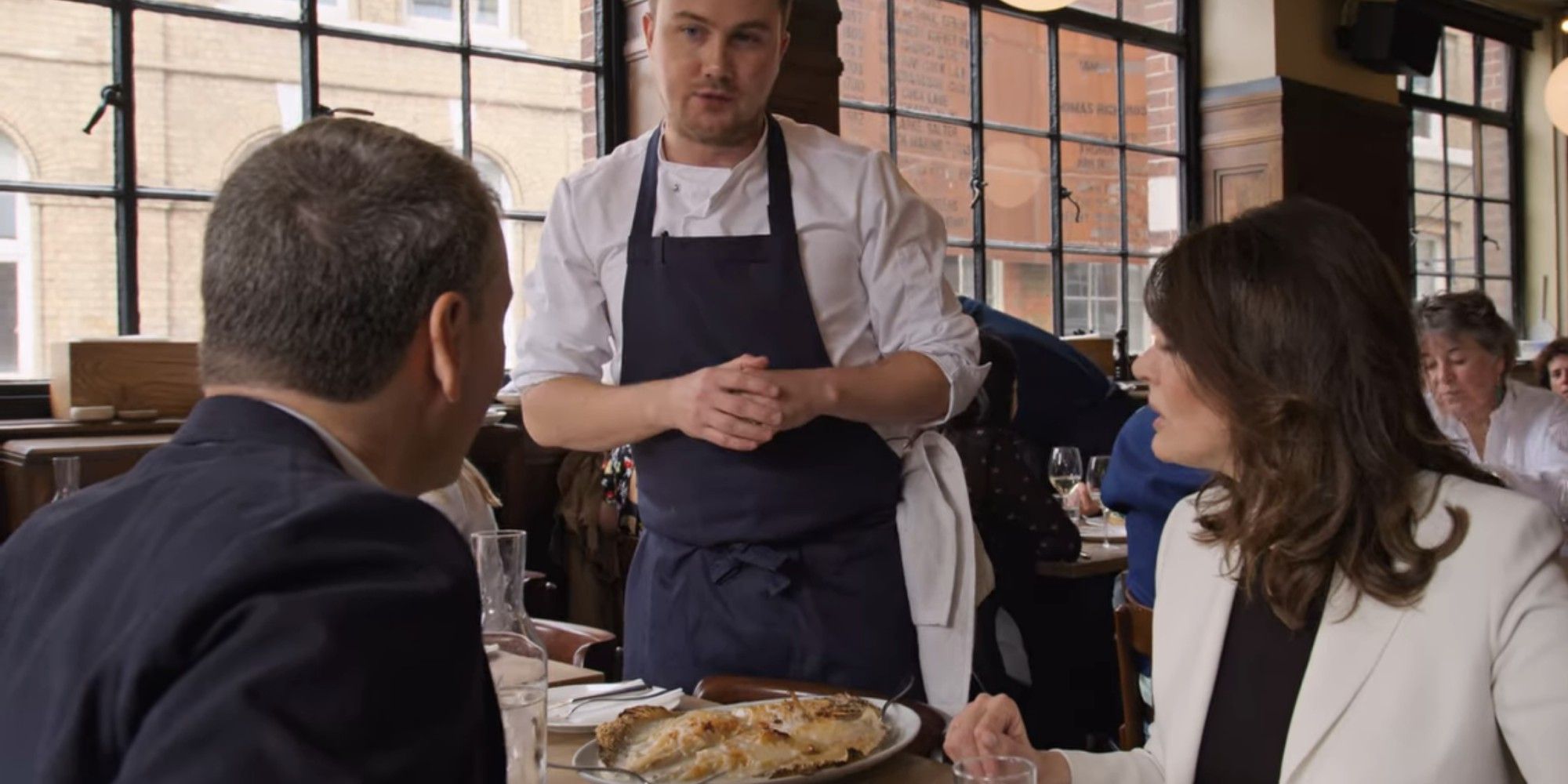 Phil conversando com o garçom com Nigella Lawson no Brat Restaurant em Somebody Feed Phil, temporada 3, episódio 3