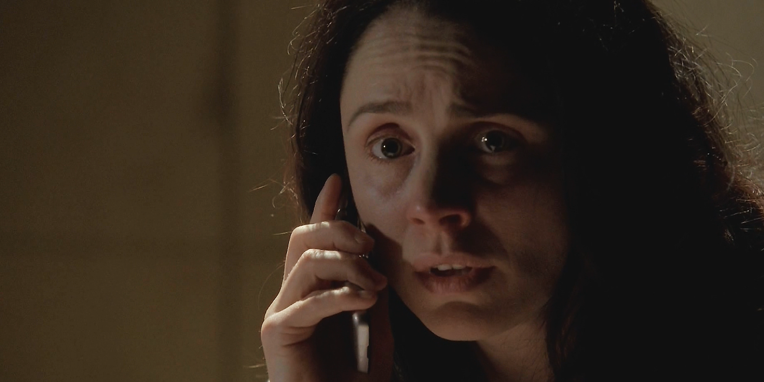 Lydia ao telefone em uma cena de Breaking Bad, parecendo aterrorizada.