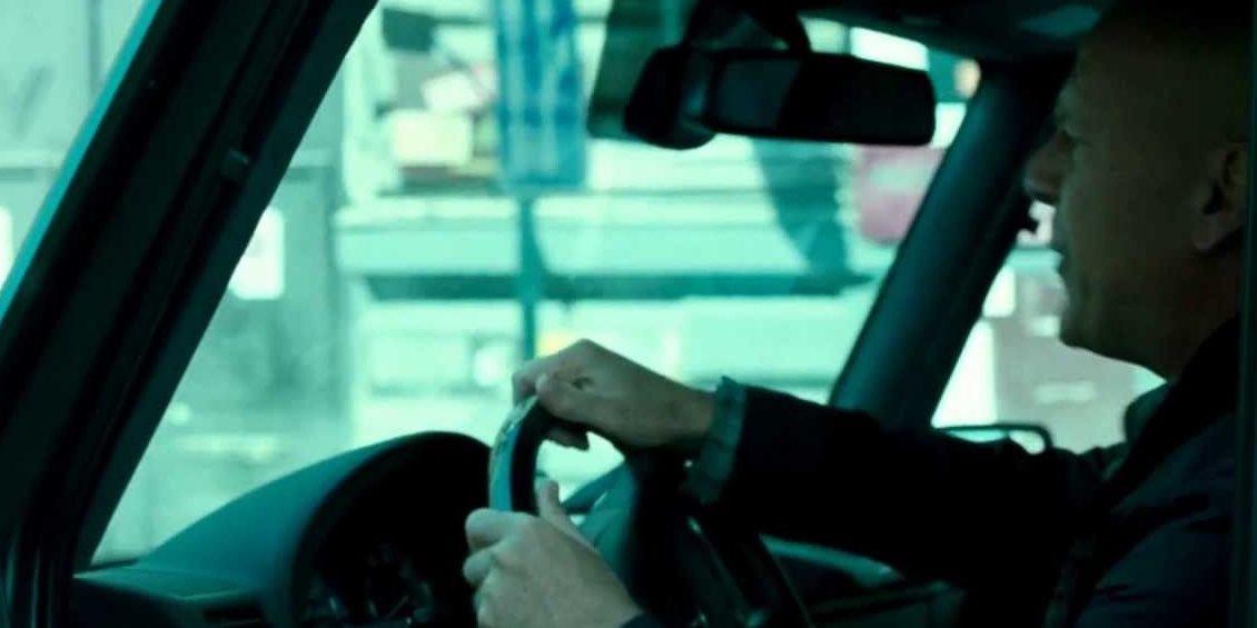 Bruce Willis Steals car good day to die hard Cropped