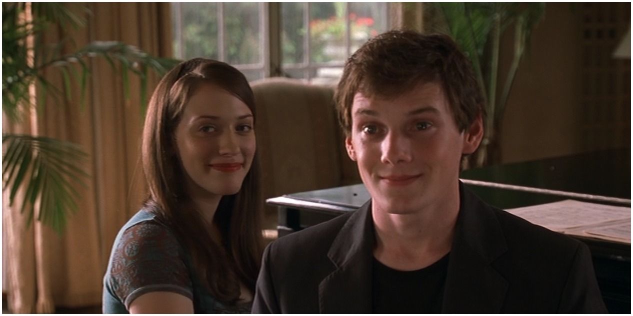 Charlie smiles as Susan looks on in Charlie Bartlett.