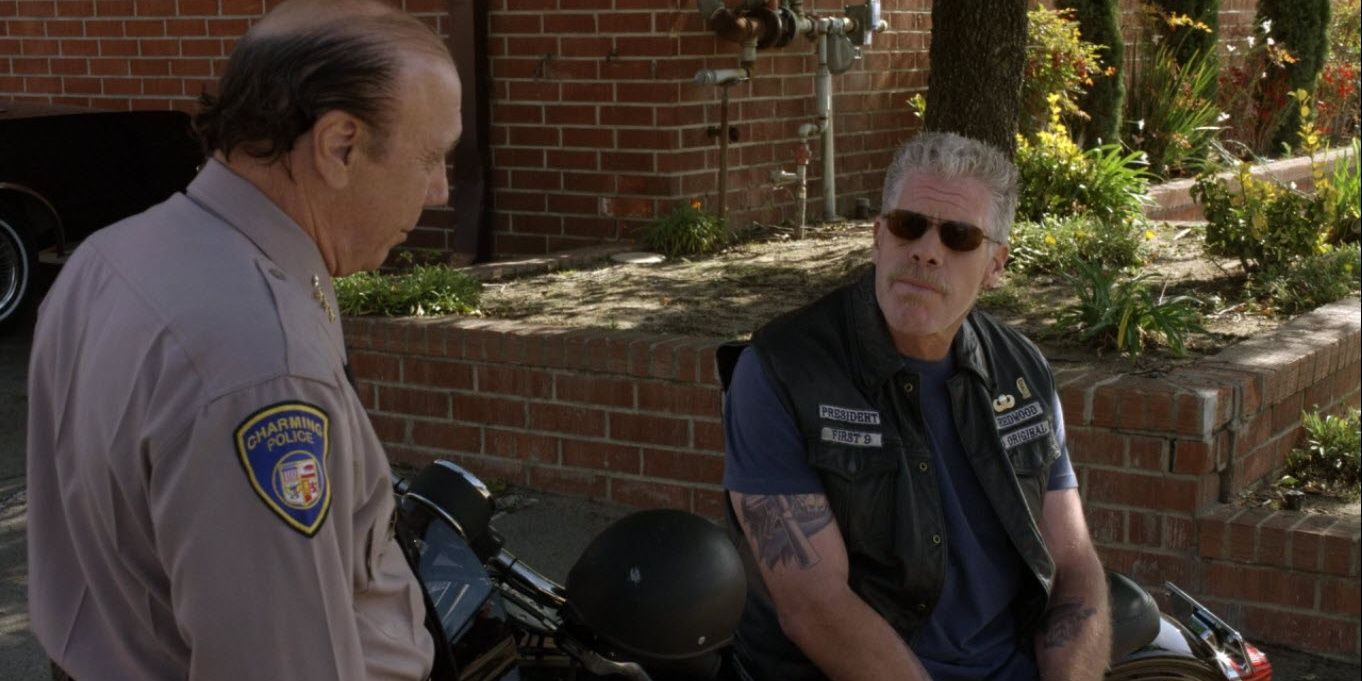 Charming Police Chief Wayne Unser chats with SAMCRO President Clay Morrow