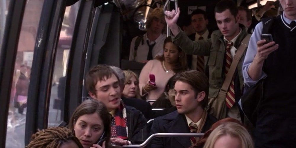 Dan atrás de Nate e Chuck no ônibus no piloto de Gossip Girl
