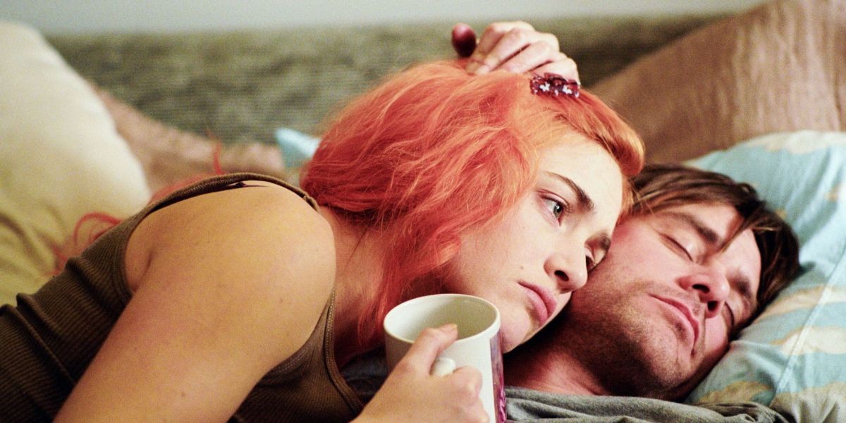 Joel and Clementine lay in bed together in Eternal Sunshine of the Spotless Mind.