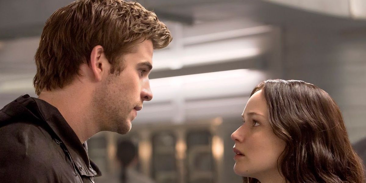 Katniss and Gale talking in The Hunger Games 