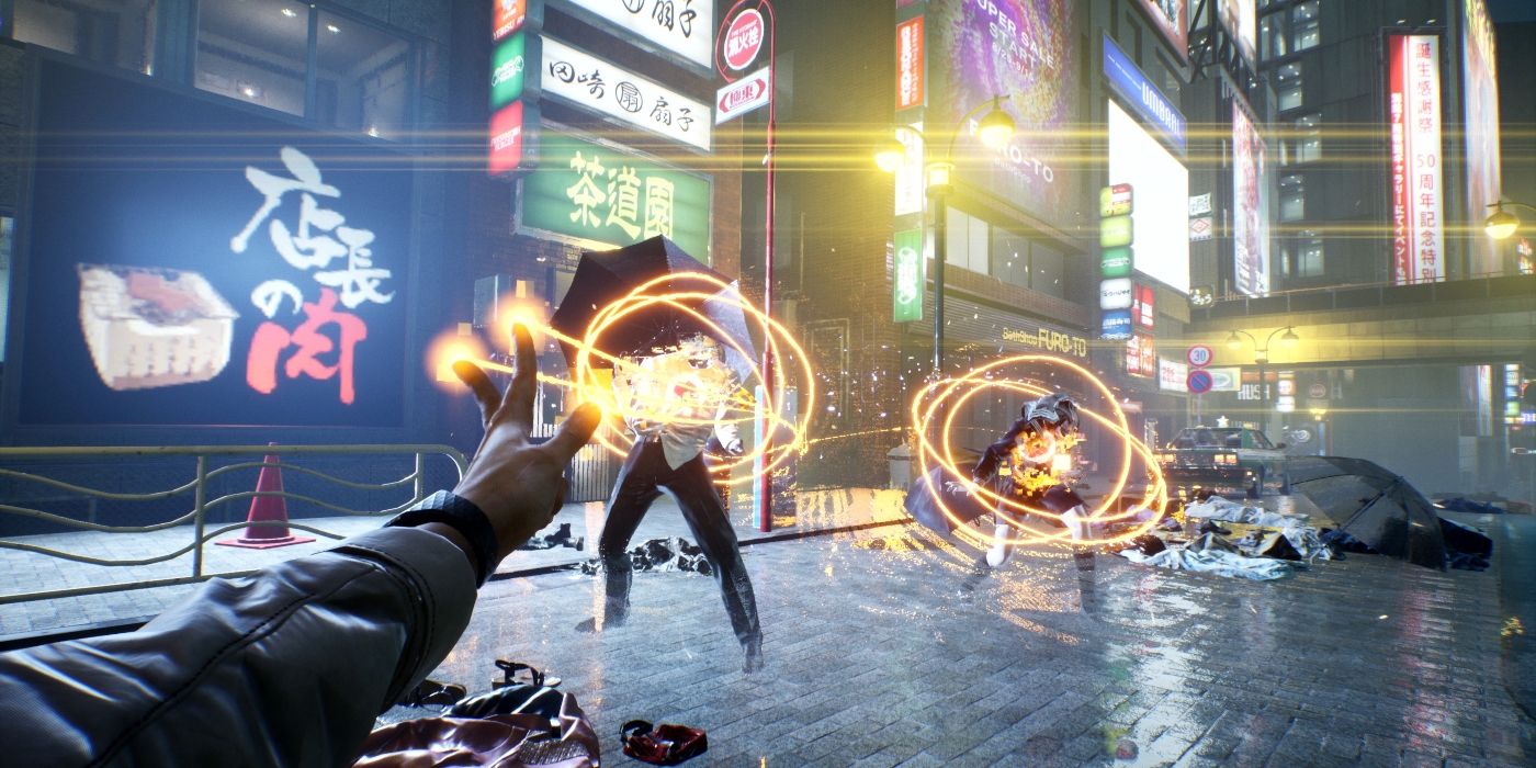 Imagem mostrando Ghostwire: perspectiva em primeira pessoa de Tóquio, com o personagem principal lançando magia que se manifesta como feixes de luz amarela envolvendo dois fantasmas em uma rua de Tóquio.