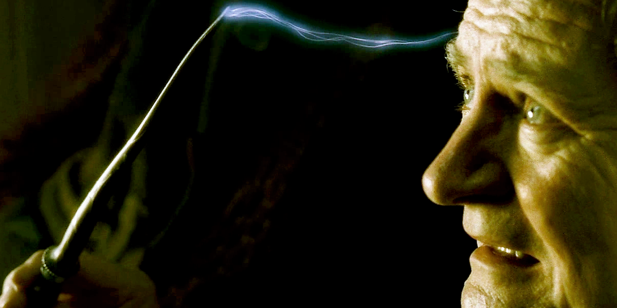 Slughorn usando sua varinha para puxar uma memória de sua têmpora em Harry Potter. 