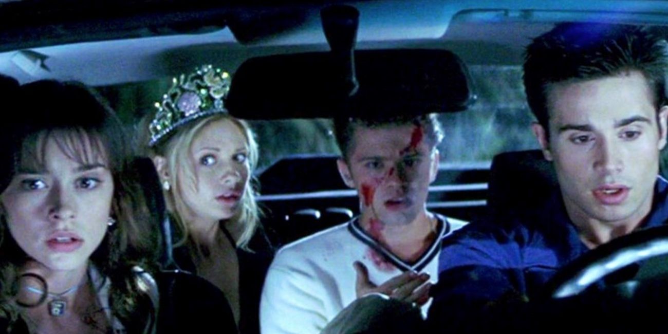 The main characters from I Know What You Did Last Summer inside a car.