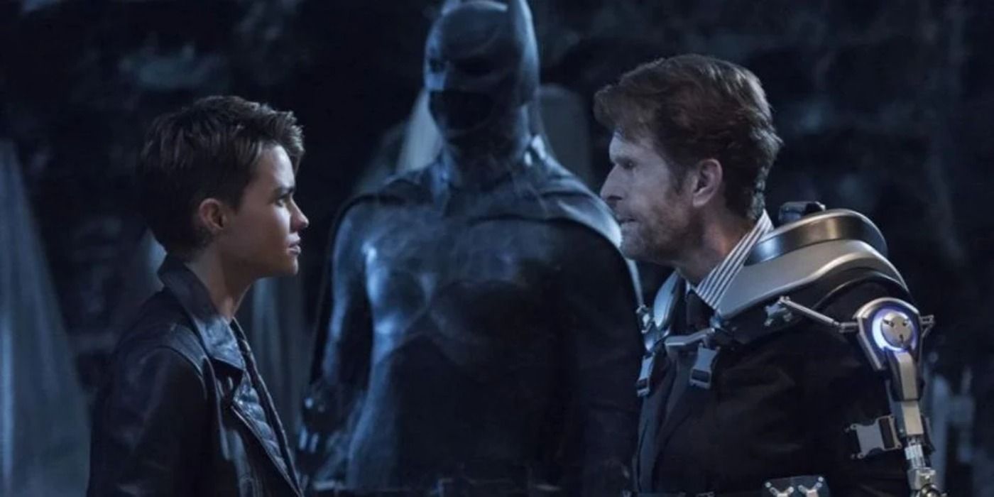 Kevin Conroy's Batman talking to Batwoman.