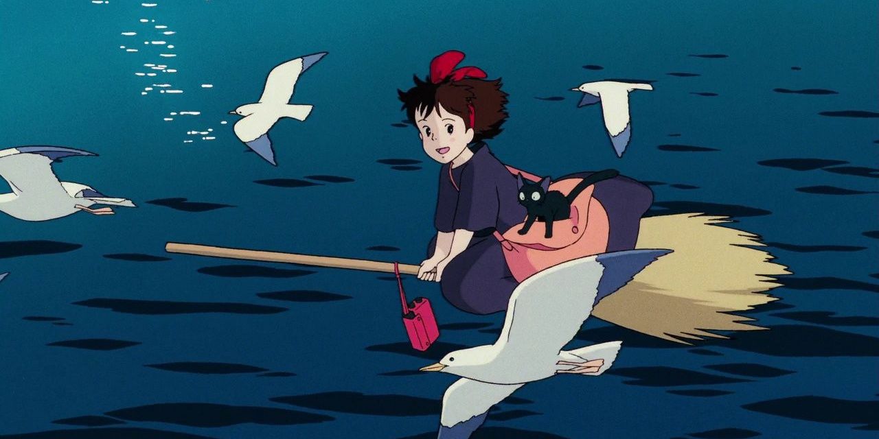 Kiki voando em sua vassoura com gaivotas ao seu redor no serviço de entrega de Kiki.