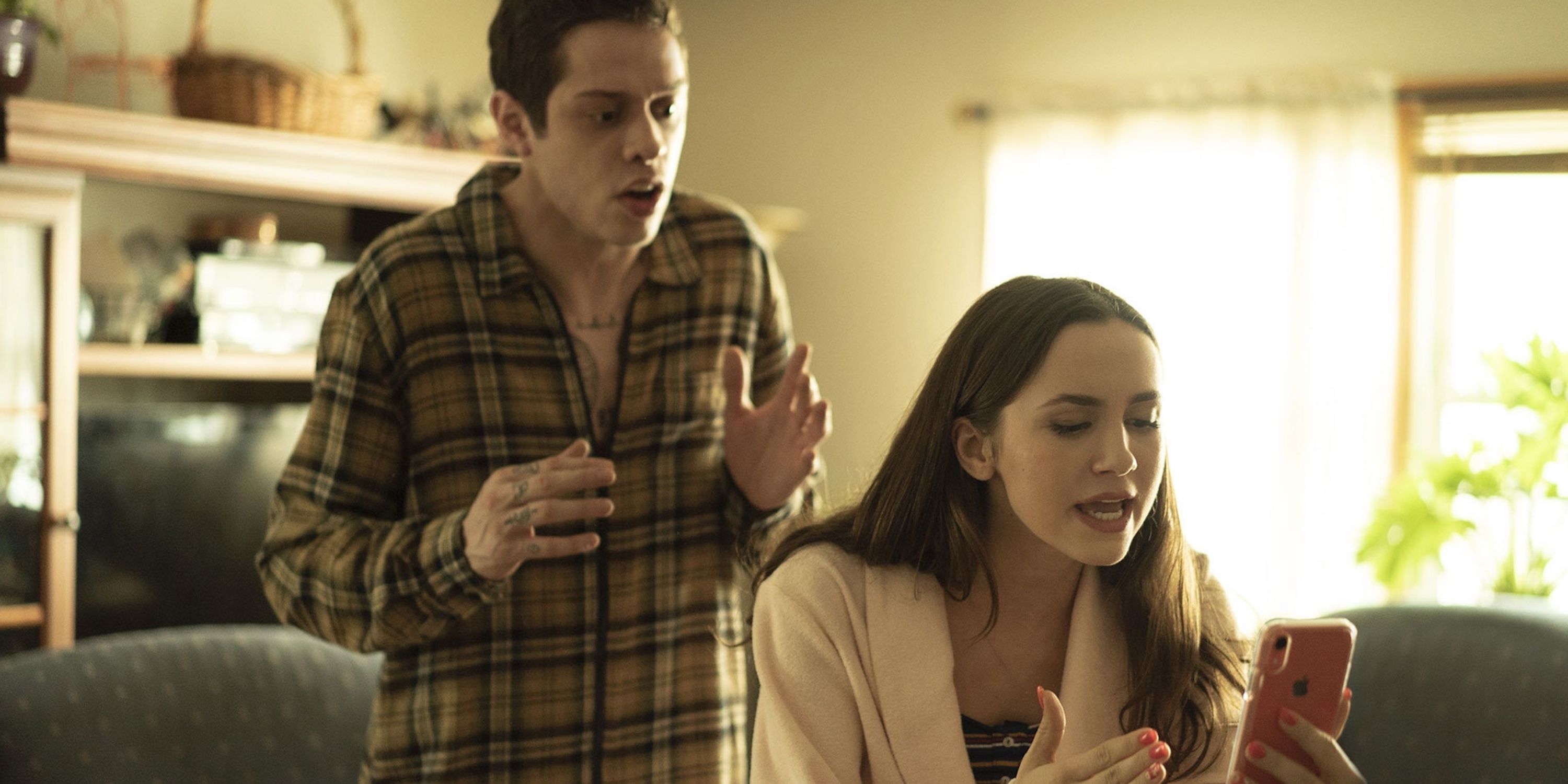 Pete Davidson and Maude Apatow in The King of Staten Island