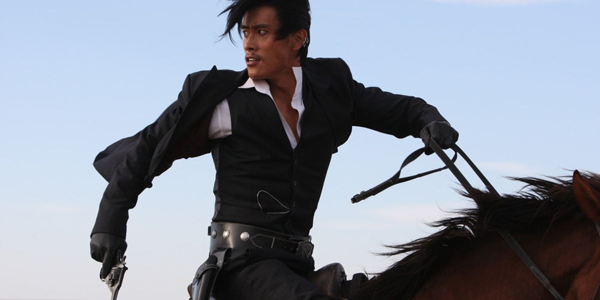 Lee Byung-hun as The Bad riding his horse in The Good, The Bad, and The Weird