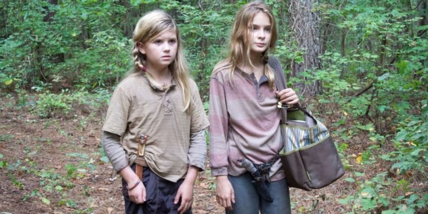 Lizzie walking with her sister Mika in The Walking Dead.