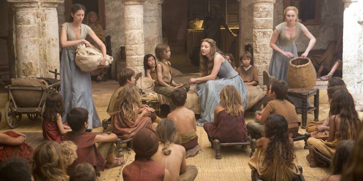 Margaery conversando com pessoas de Flea Bottom em Game of Thrones.