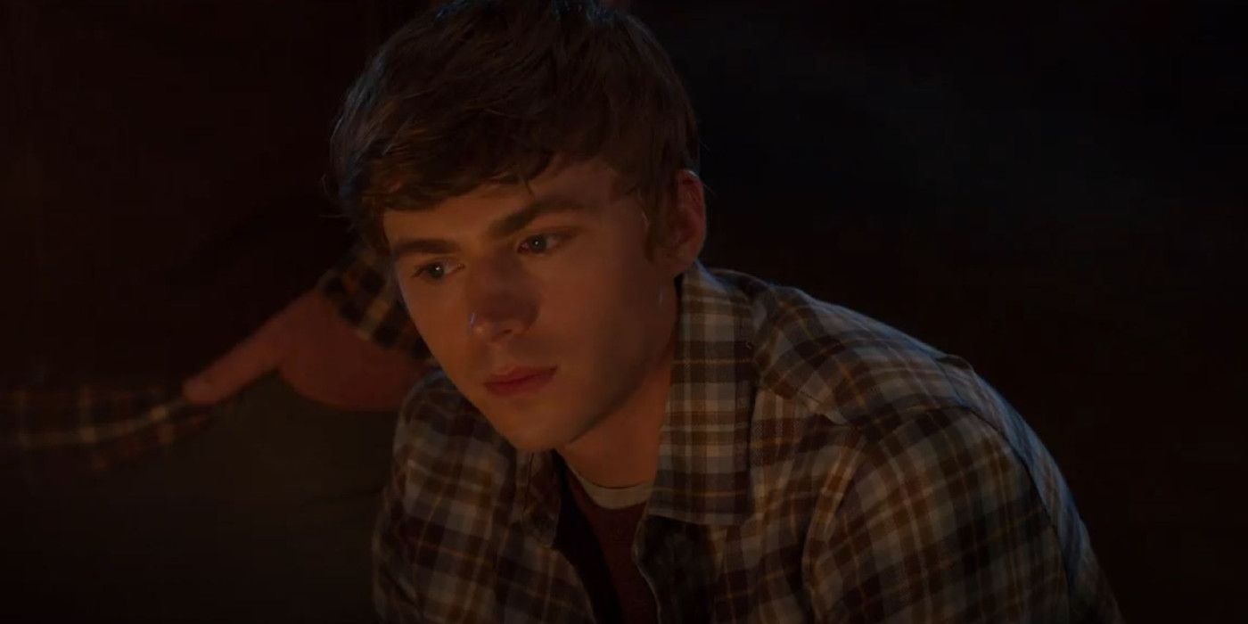 Miles Heizer como Alex Standall 13 razões pelas quais