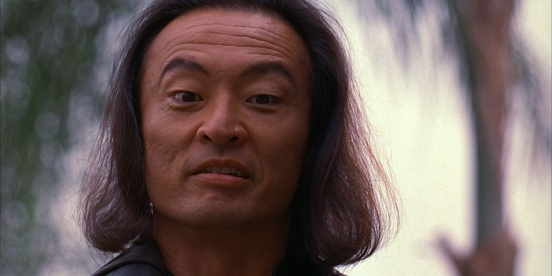 Shang Tsung parecendo arrogante em Mortal Kombat.