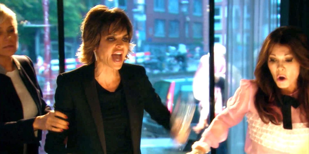 Lisa Rinna about to throw a wineglass on RHOBH
