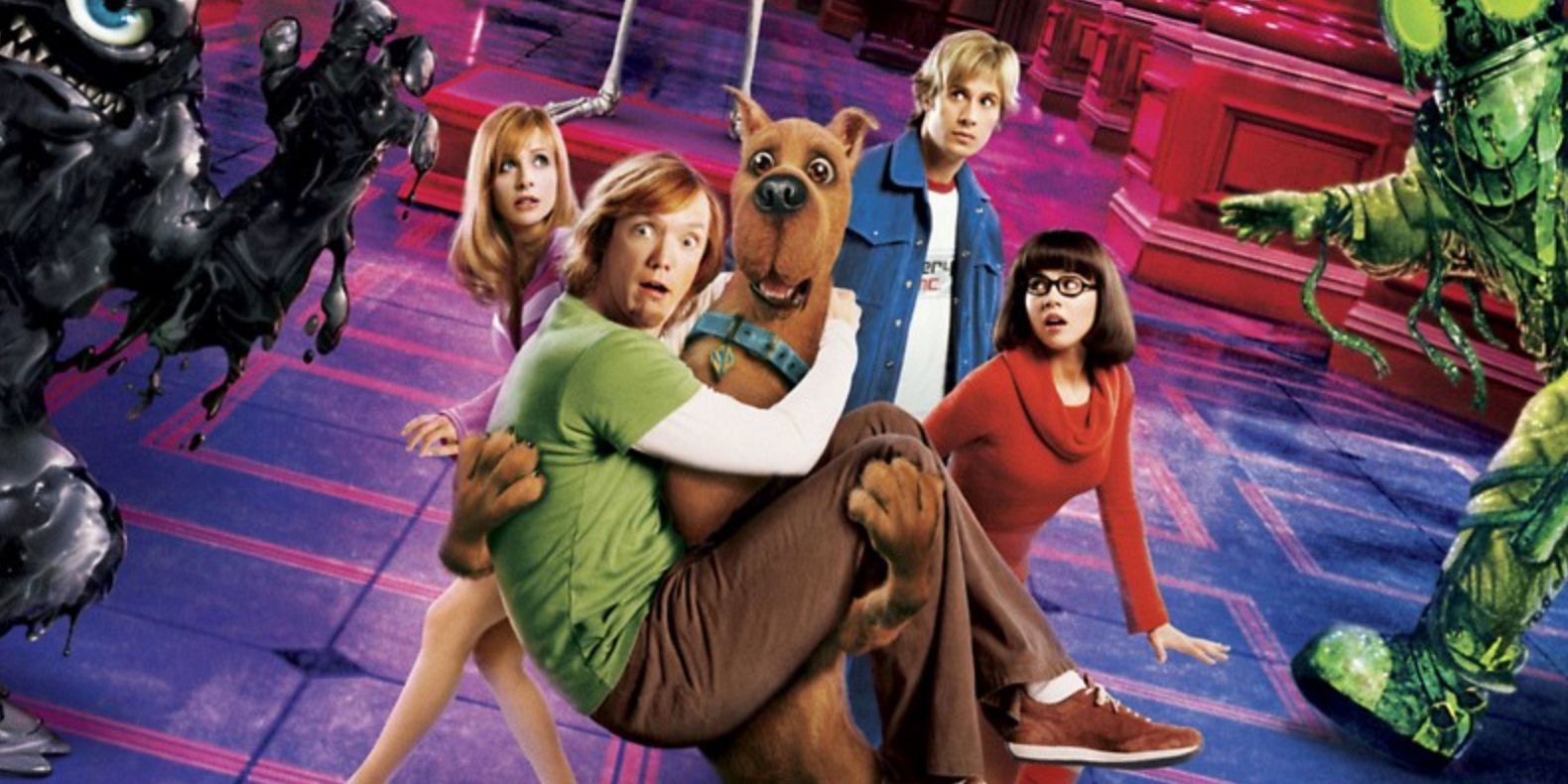 Scooby carries Shaggy in front of the rest of Mystery Inc in Scooby Doo Monsters Unleashed