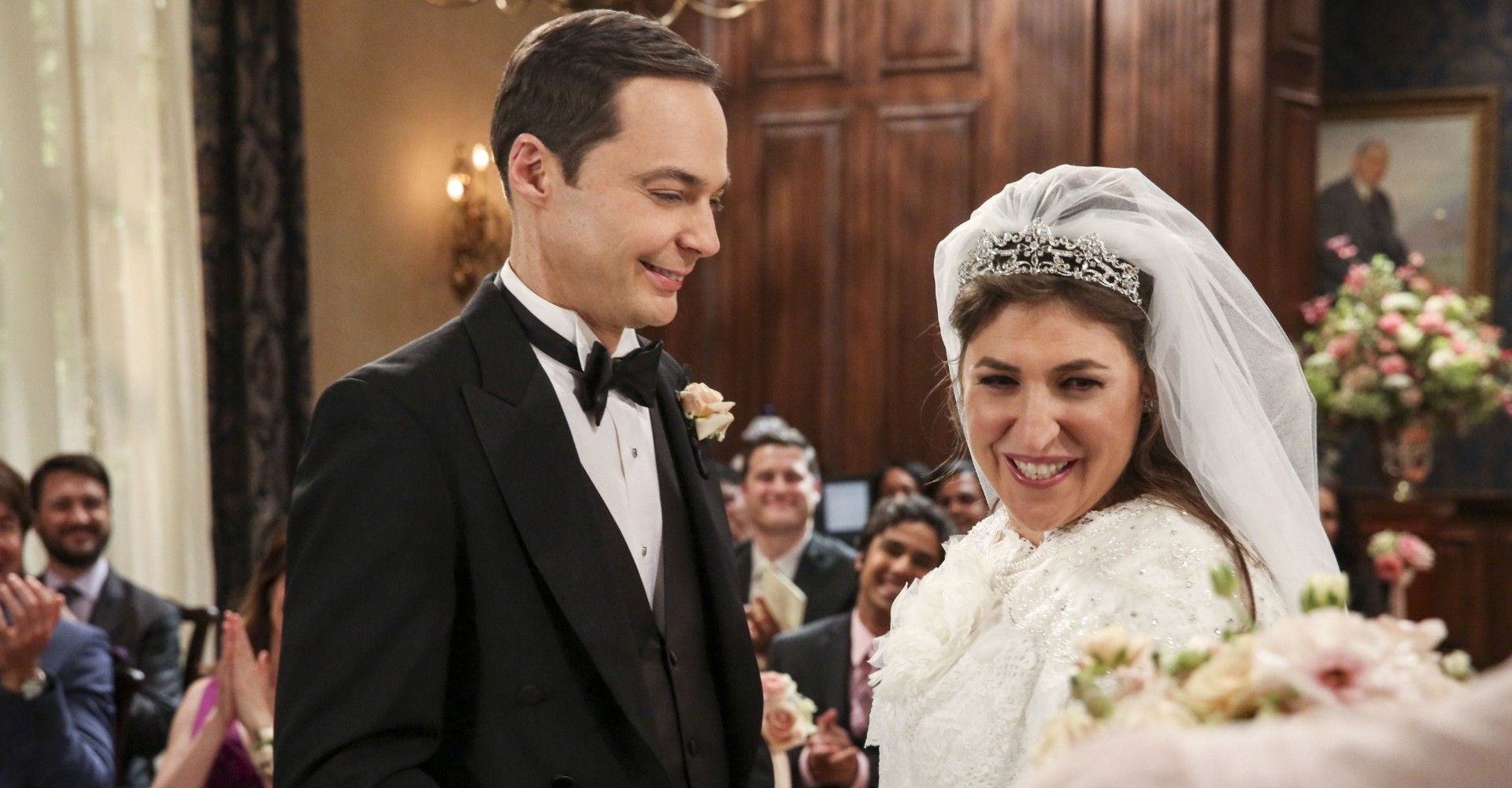 Sheldon e Amy em seu casamento sorrindo no TBBT