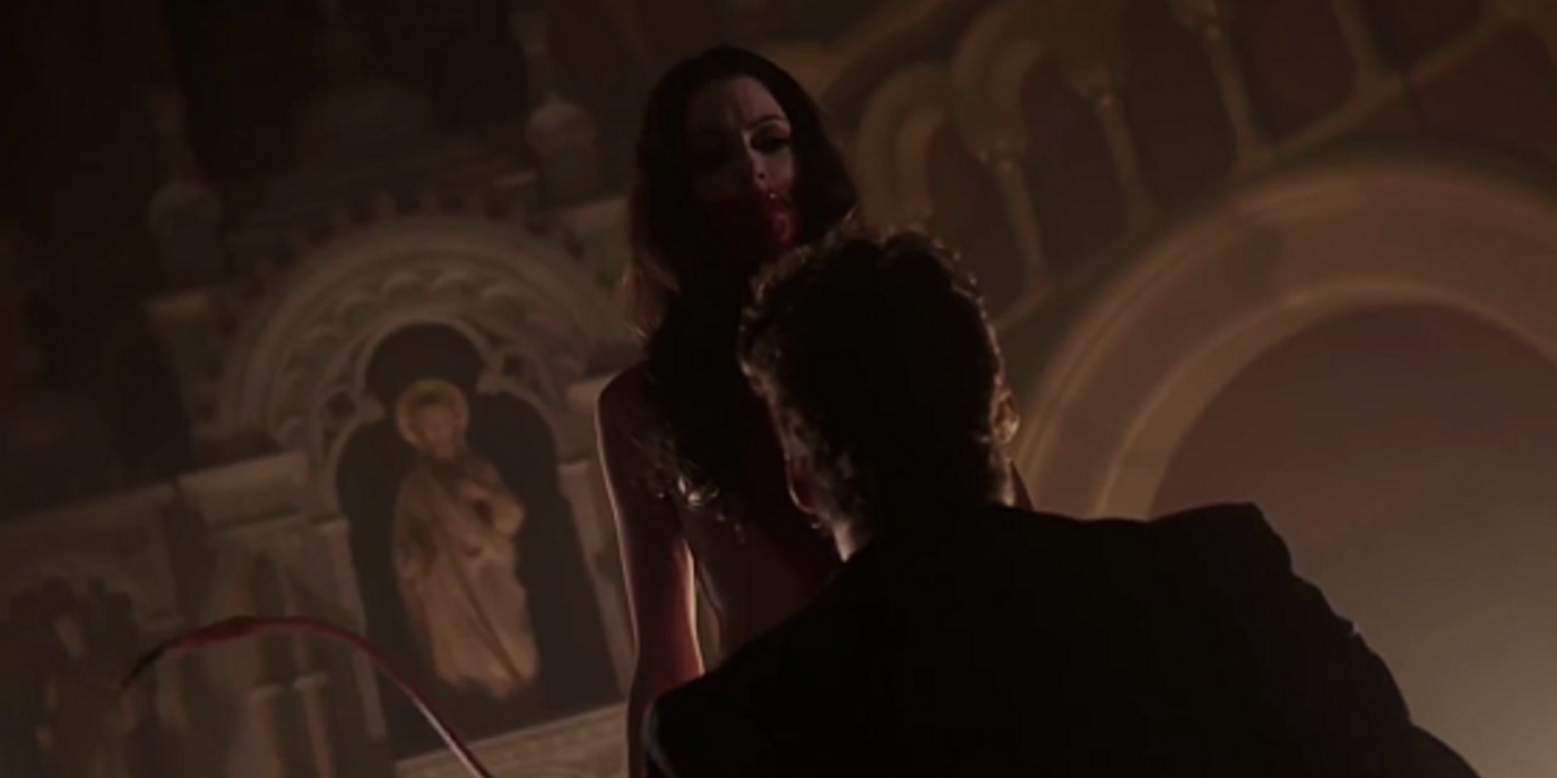 The creature looks down at a man in SiREN
