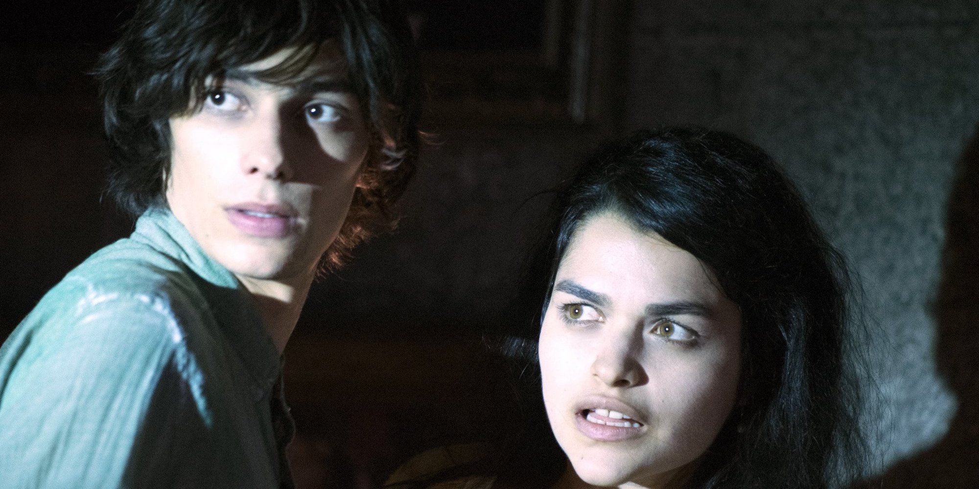 Jasper e Maya com uma luz brilhando sobre eles em Mount Weather em The 100