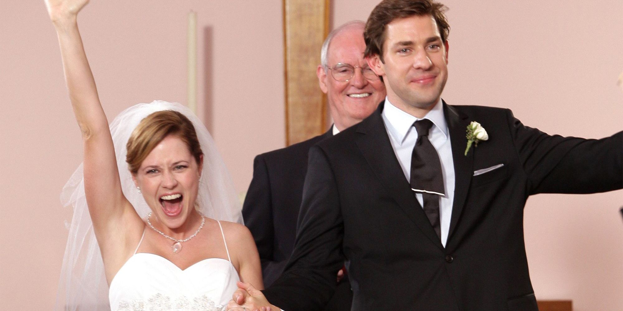 Jim et Pam sourient à leur mariage dans The Office