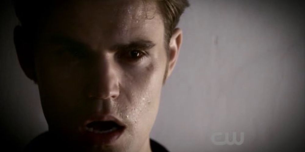 Uma imagem de Stefan olhando com raiva em The Vampire Diaries