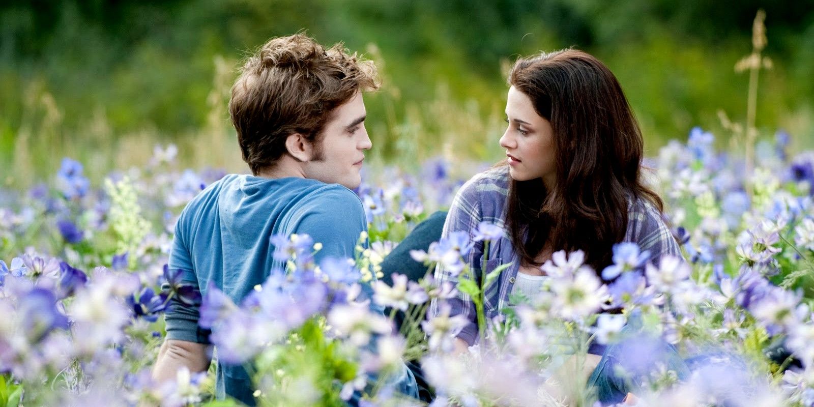 Edward and Bella sitting among a field of flowers in Twilight Eclipse