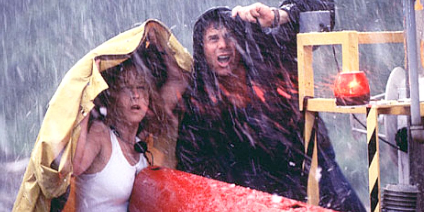 Helen Hunt e Bill Paxton reagem a um toque de tornado perto de sua posição.