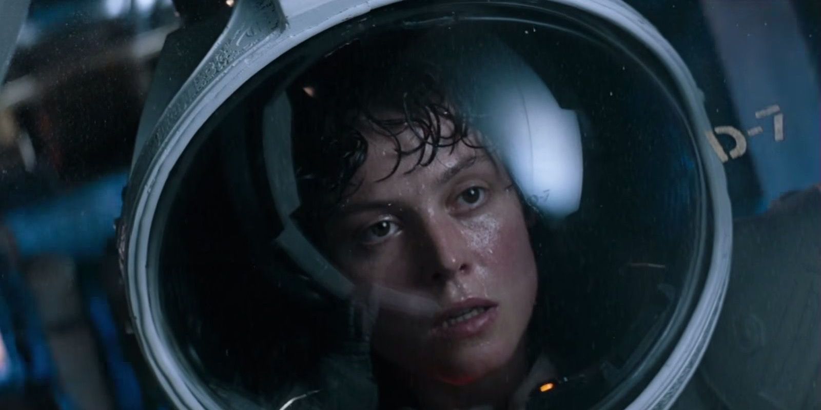 Sigourney Weaver como Ripley em um traje espacial em Estrangeiro