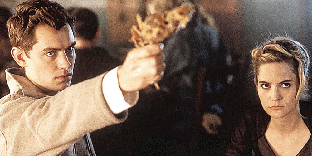 Jude Law points a futuristic gun in David Cronenberg's 1999 film eXistenZ