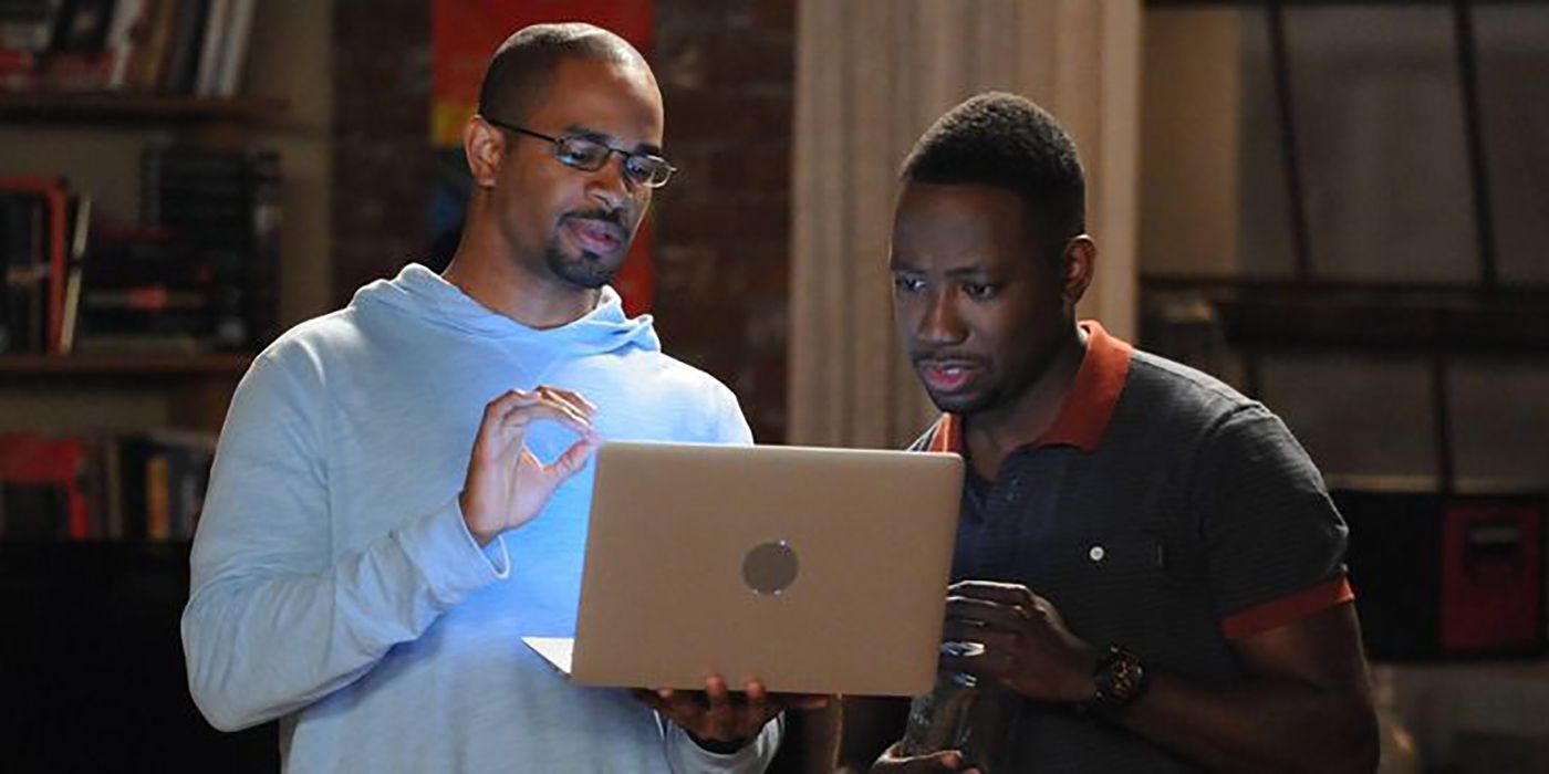 Coach and Winston looking at a laptop in New Girl