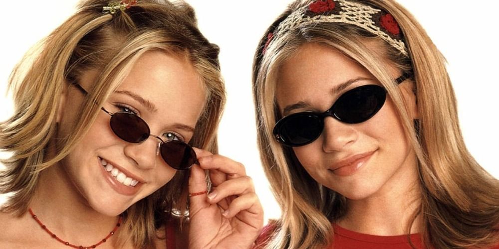 Mary-Kate and Ashley posed with sunglasses as teens